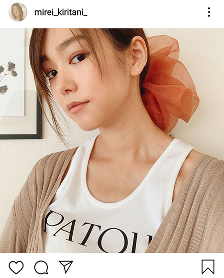 写真 桐谷美玲 瀟洒なシュシュでヘアアレンジ