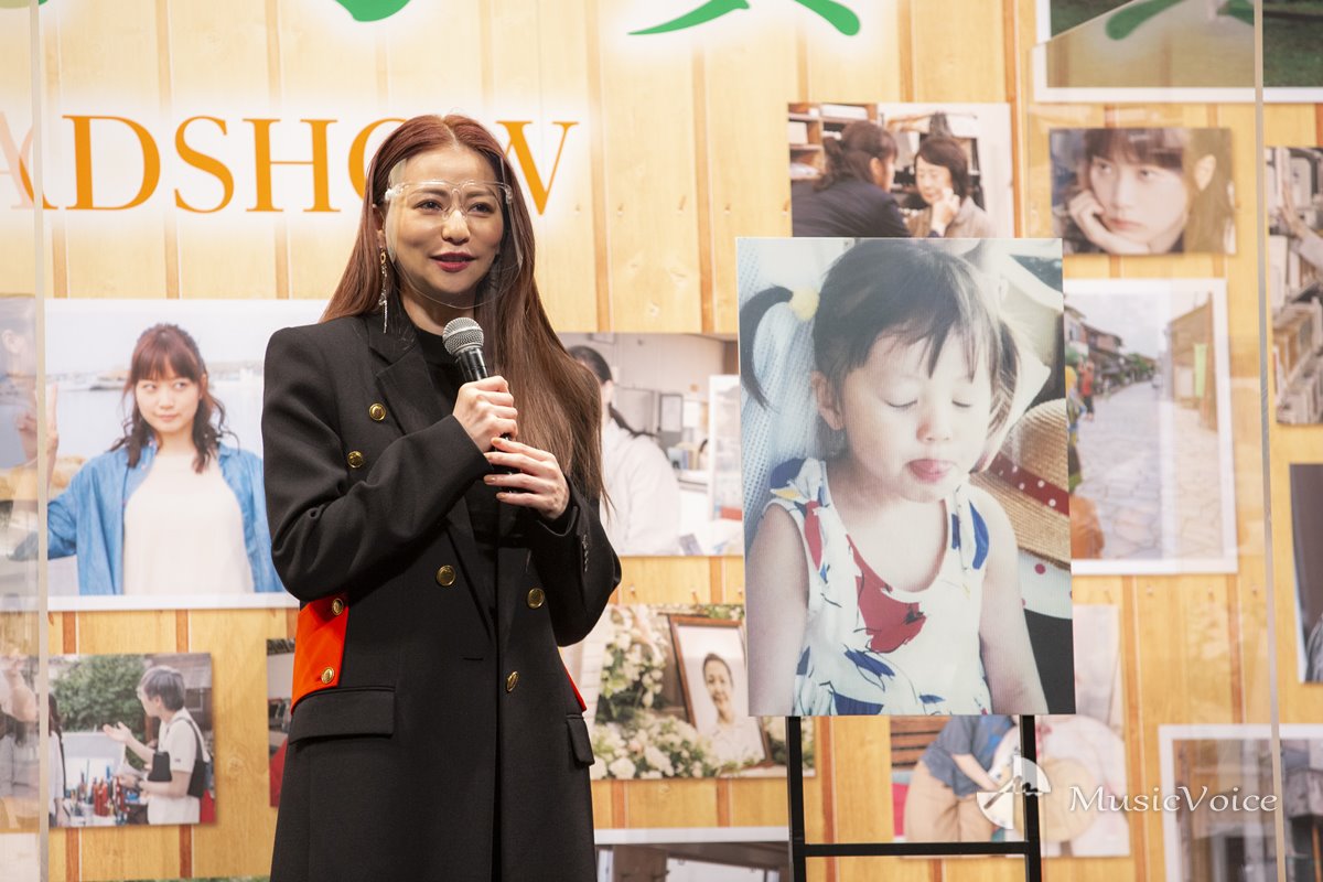 幼少期の写真を横に当時を振り返る香里奈（撮影・冨田味我）